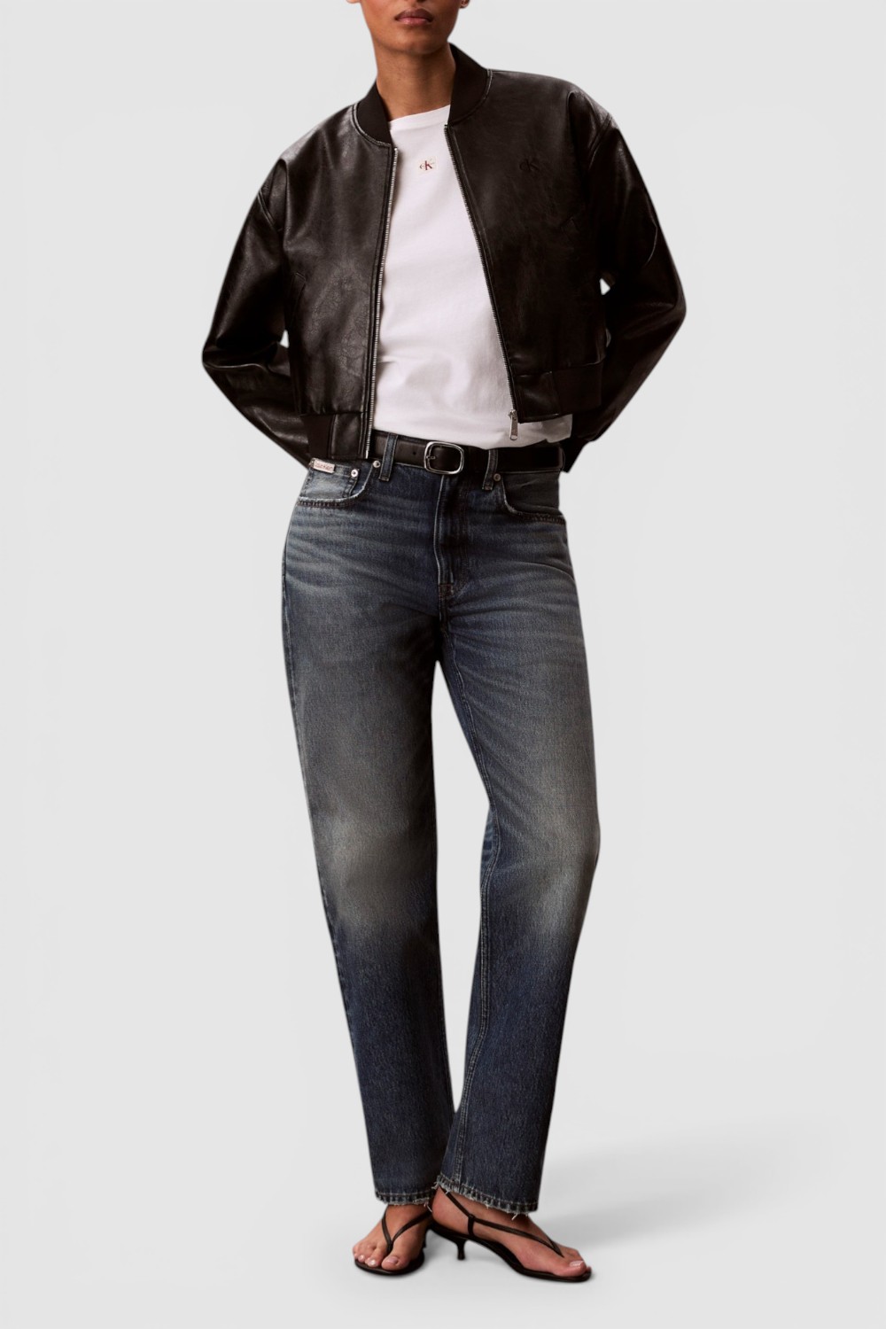 תמונת כל הלוק של חולצת טי